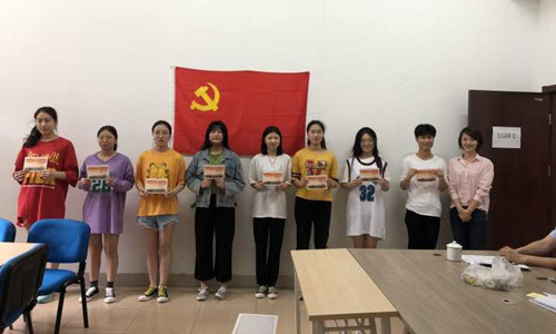 优秀共产党员谢芳老师为学生颁发党课结业证书_副本.jpg 优秀共产党员谢芳老师为学生颁发党课结业证书_副本.jpg