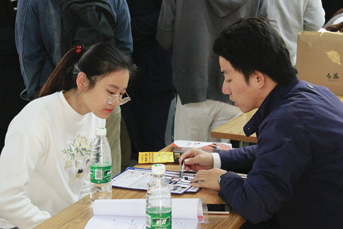 招聘会现场 (3)_副本.jpg