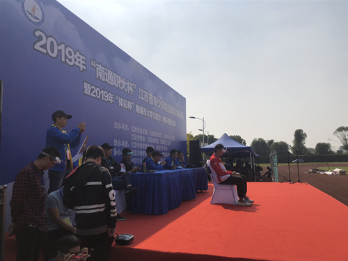 图5 春满四合院
航模队同学在进行“多旋翼飞行器穿越竞技”比赛_副本.jpg