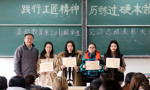 系主任杨卫东为励志奖学金获得者颁奖1.jpg 系主任杨卫东为励志奖学金获得者颁奖1.jpg