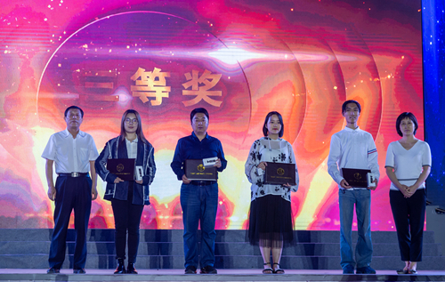 教师领奖_副本.jpg 教师领奖_副本.jpg