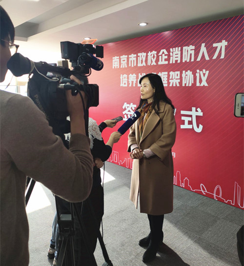 赵湘莲副院长接受媒体采访_副本.jpg 赵湘莲副院长接受媒体采访_副本.jpg