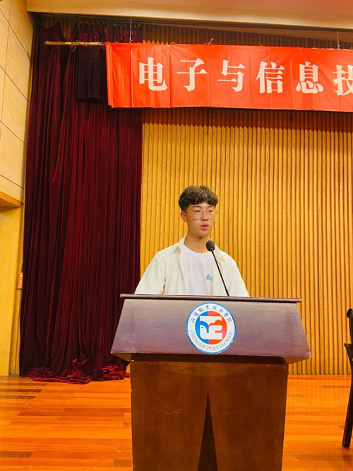 学生代表发言_副本.jpg 学生代表发言_副本.jpg