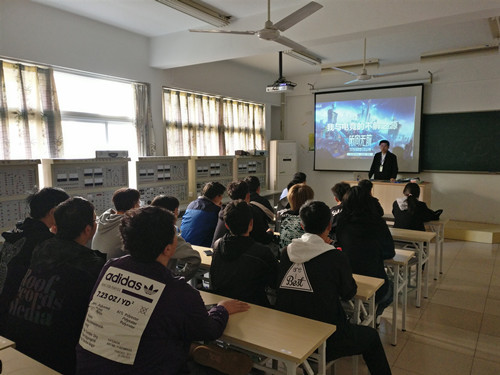 金秋皓向师生介绍_副本.jpg 金秋皓向师生介绍_副本.jpg