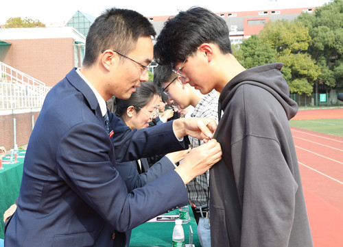 佩戴校徽.jpg 佩戴校徽.jpg