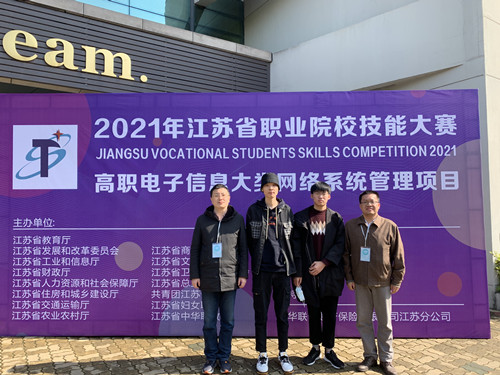 春满四合院
参赛师生获得二等奖合影_副本.jpg