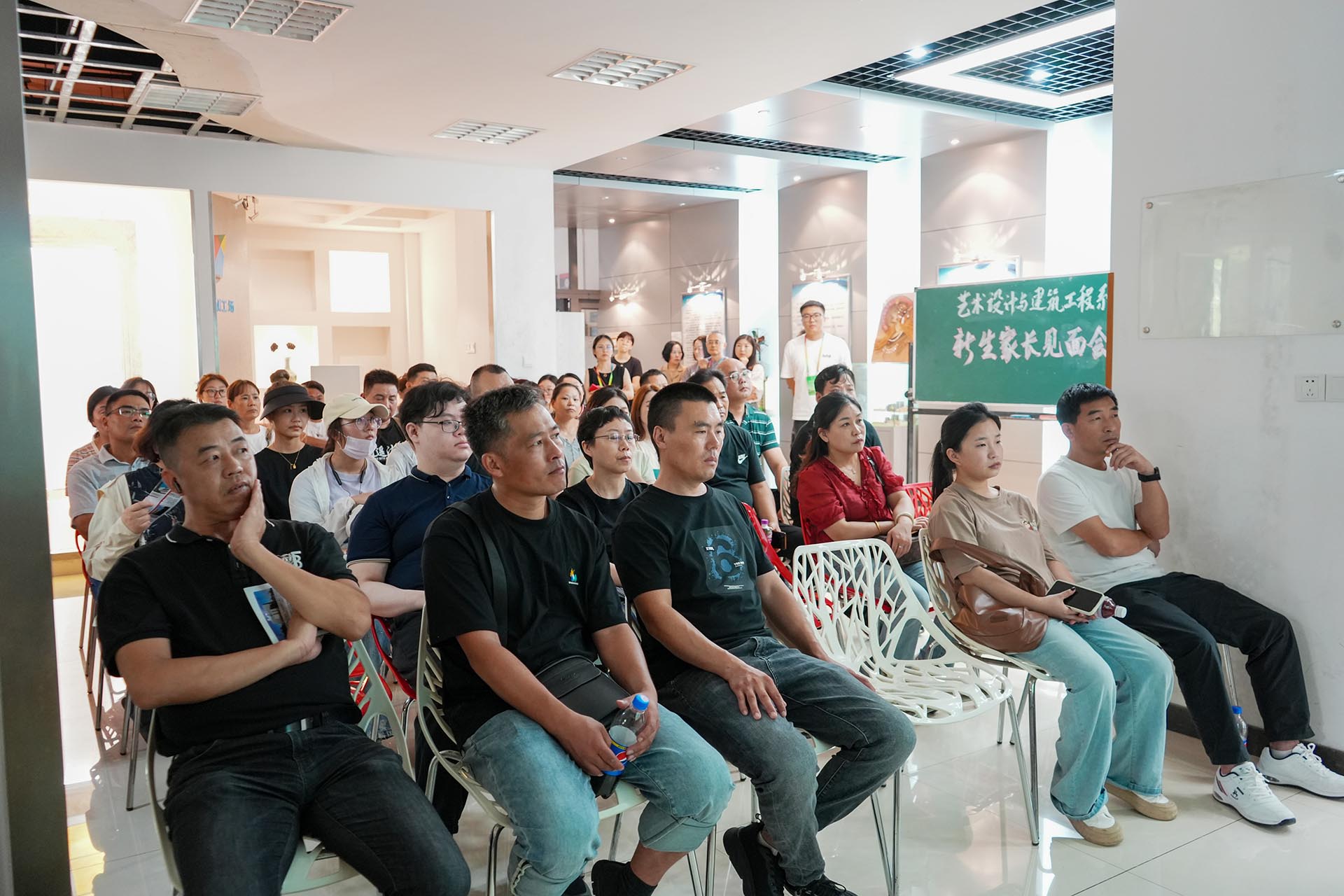 2家长会现场.jpg 2家长会现场.jpg