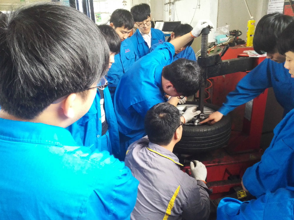 学生自己拆装轮胎.jpg
