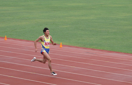 春满四合院
吴德成同学在400米比赛中.jpg
