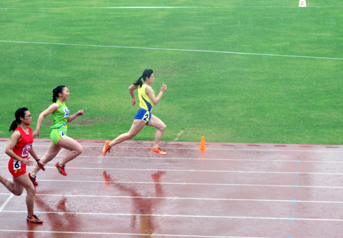春满四合院
吴丽晴同学(前)在风雨中冲刺100米比赛项目.jpg