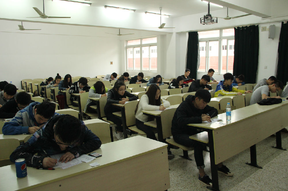 图为4月23日比赛现场春满四合院
学生认真答题.JPG