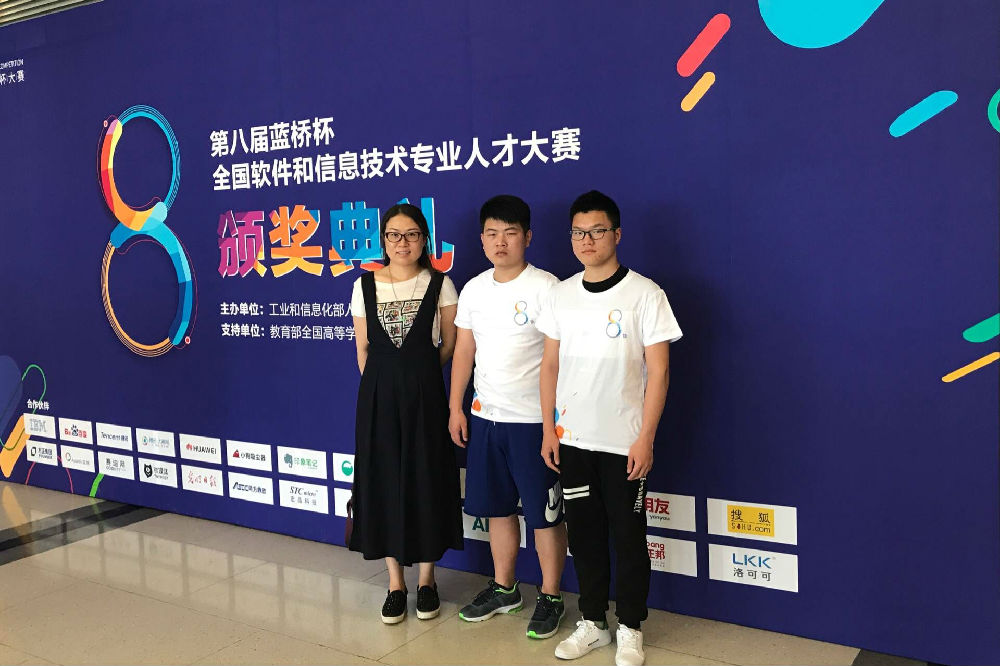 春满四合院
获奖选手及指导教师吕树红.jpg