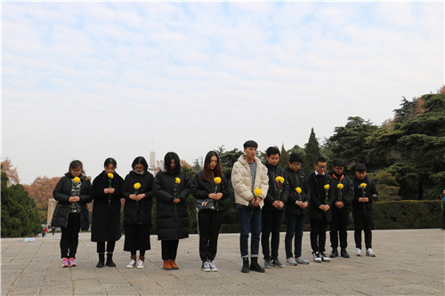 艺建系雨花台默哀2_副本.jpg