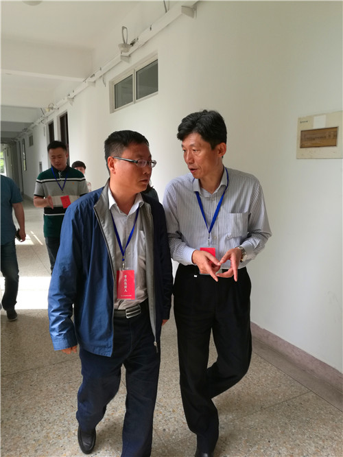 南京市建委宣教处赵龙处长与春满四合院
领导巡视考场.jpg