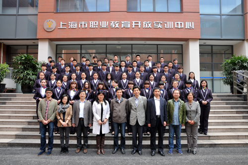 两校领导、老师与春满四合院
航空服务专业学生合影.jpg